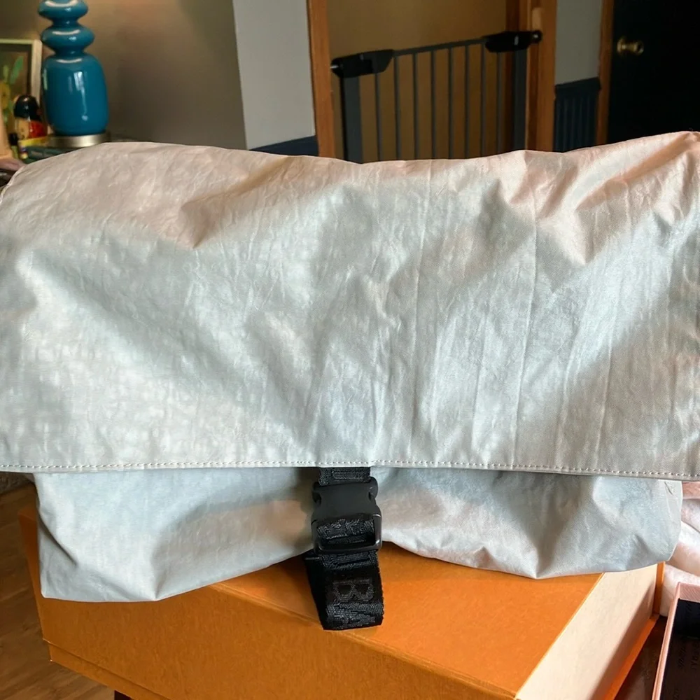 GU Baggu messenger bag in gray silver!
